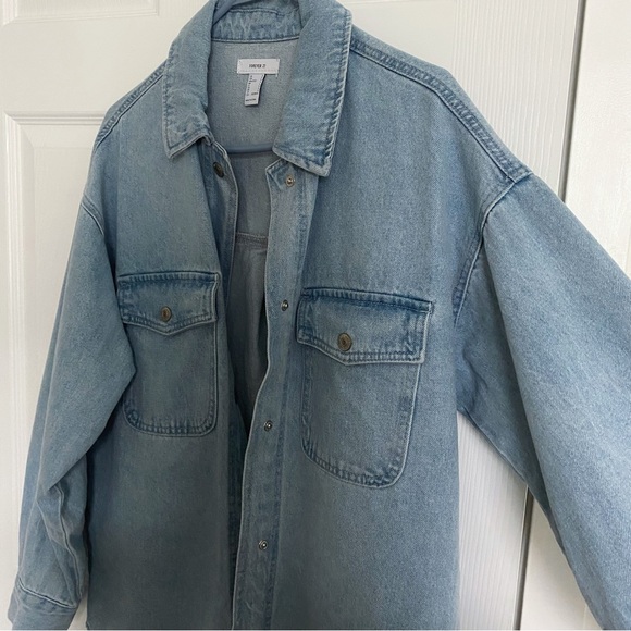 Forever 21 Denim Curved-Hem Shacket Size Small - Picture 2 of 11